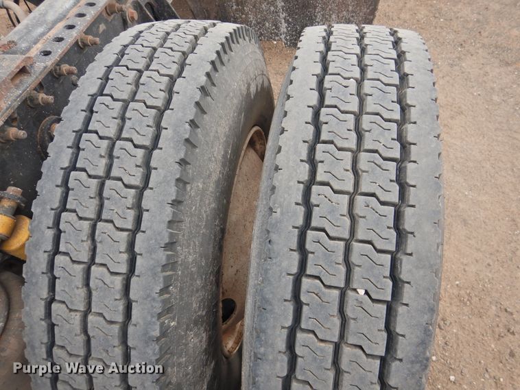 image for item DK2455 2004 International 9900i  semi truck