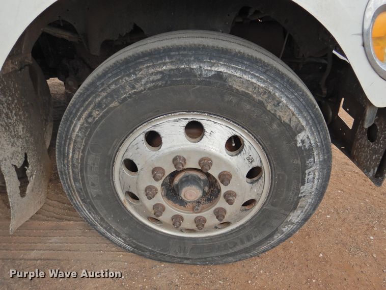 image for item DK2455 2004 International 9900i  semi truck