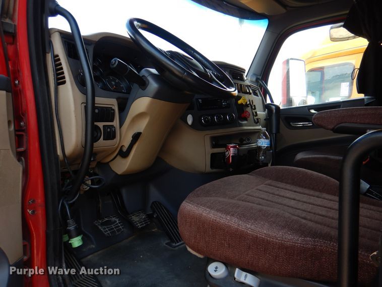 image for item DL0571 2016 Peterbilt 579  semi truck