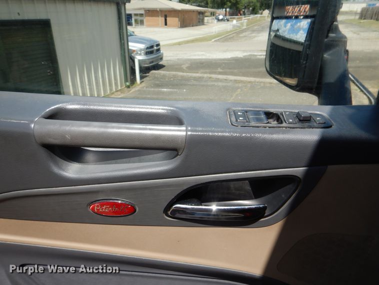 image for item DL0571 2016 Peterbilt 579  semi truck