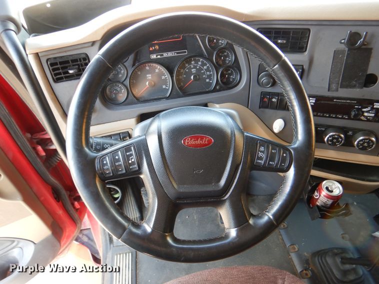 image for item DL0571 2016 Peterbilt 579  semi truck