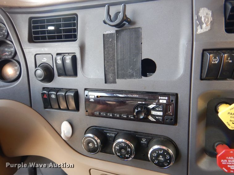 image for item DL0571 2016 Peterbilt 579  semi truck