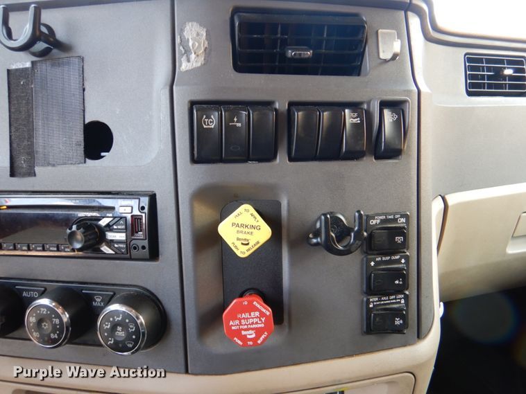 image for item DL0571 2016 Peterbilt 579  semi truck