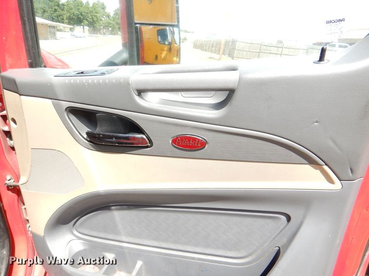 image for item DL0571 2016 Peterbilt 579  semi truck