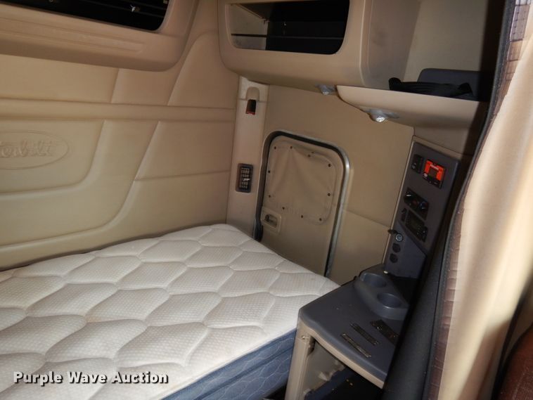 image for item DL0571 2016 Peterbilt 579  semi truck