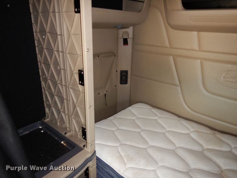 image for item DL0571 2016 Peterbilt 579  semi truck