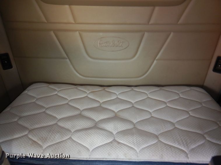 image for item DL0571 2016 Peterbilt 579  semi truck