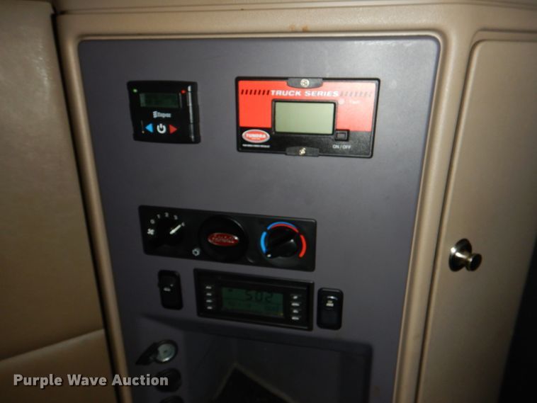 image for item DL0571 2016 Peterbilt 579  semi truck