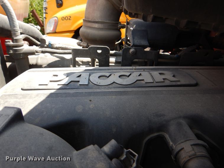 image for item DL0571 2016 Peterbilt 579  semi truck