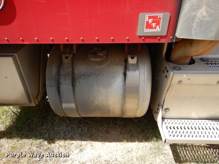 image for item DL0571 2016 Peterbilt 579  semi truck