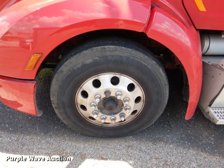 image for item DL0571 2016 Peterbilt 579  semi truck