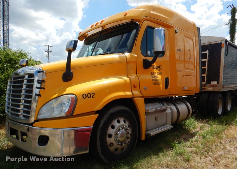 image for item DL0573 2013 Freightliner Cascadia 125  semi truck