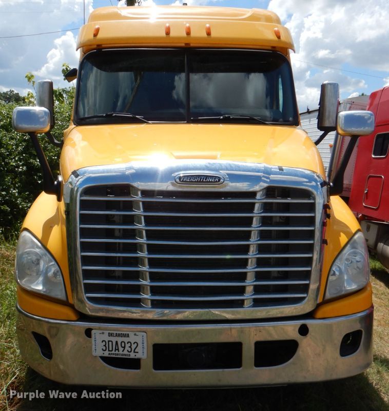 image for item DL0573 2013 Freightliner Cascadia 125  semi truck