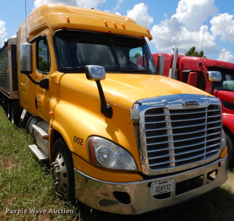 image for item DL0573 2013 Freightliner Cascadia 125  semi truck
