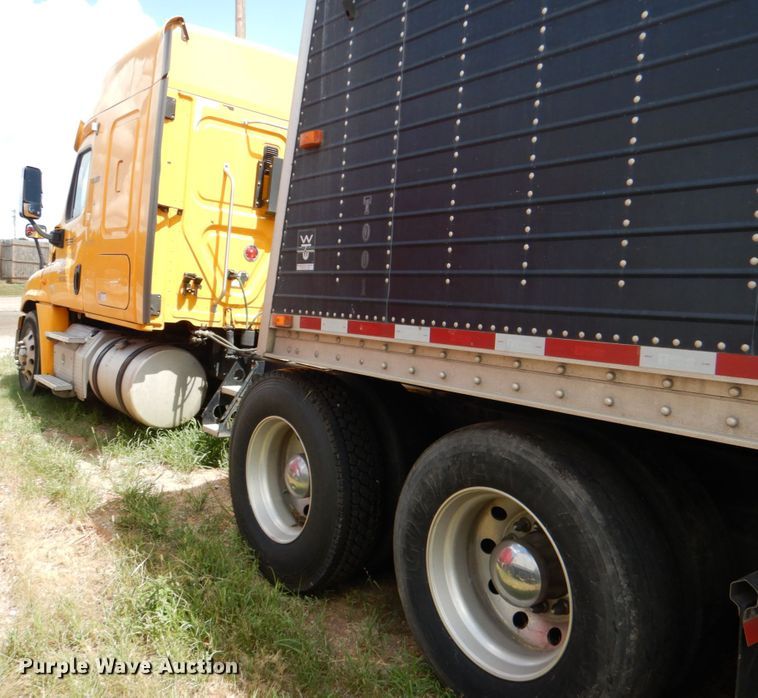 image for item DL0573 2013 Freightliner Cascadia 125  semi truck