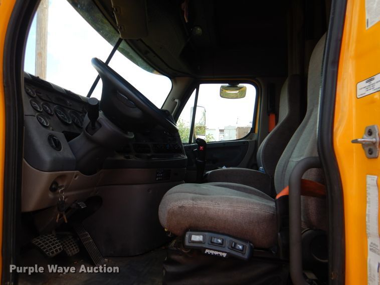 image for item DL0573 2013 Freightliner Cascadia 125  semi truck