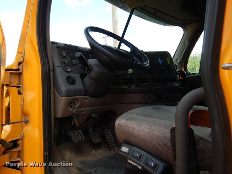 image for item DL0573 2013 Freightliner Cascadia 125  semi truck