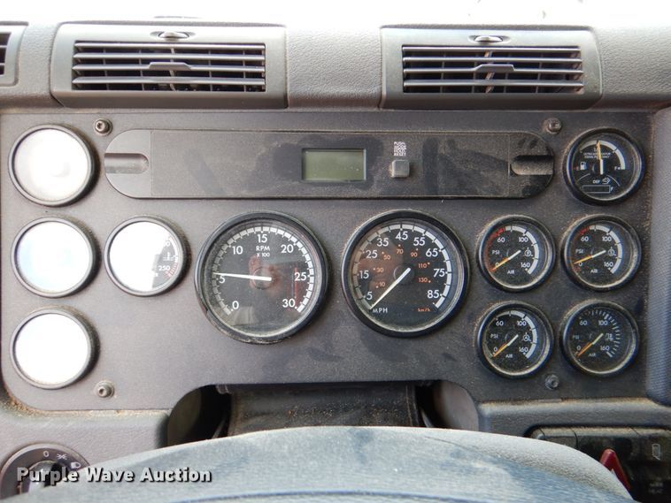 image for item DL0573 2013 Freightliner Cascadia 125  semi truck