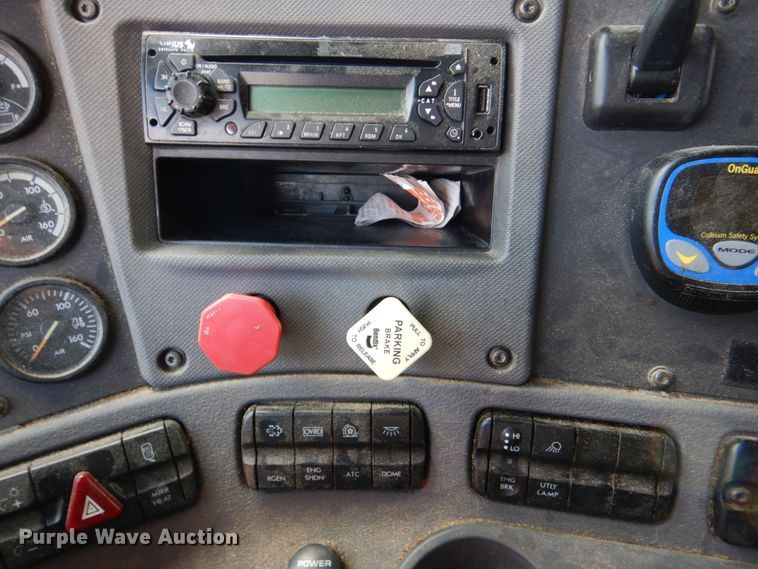 image for item DL0573 2013 Freightliner Cascadia 125  semi truck