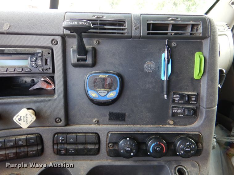 image for item DL0573 2013 Freightliner Cascadia 125  semi truck