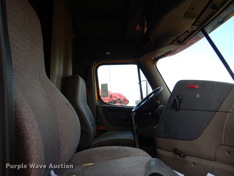 image for item DL0573 2013 Freightliner Cascadia 125  semi truck