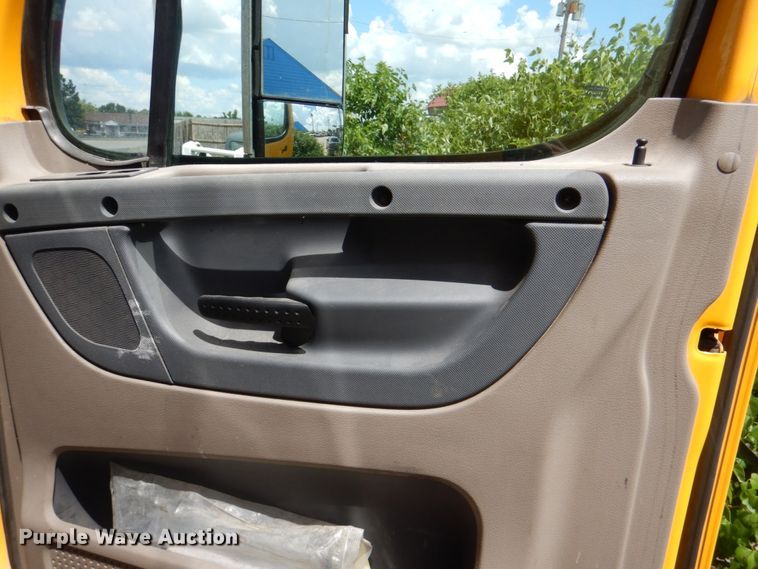 image for item DL0573 2013 Freightliner Cascadia 125  semi truck