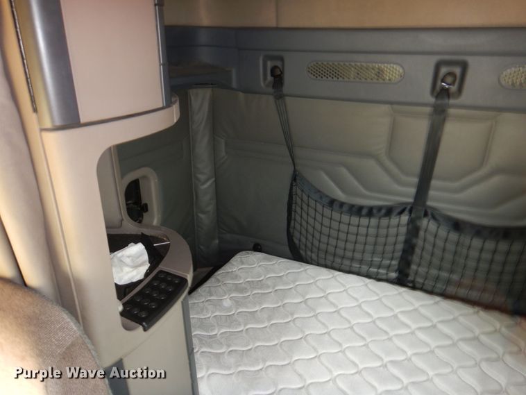 image for item DL0573 2013 Freightliner Cascadia 125  semi truck