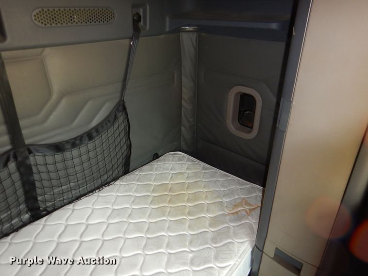 image for item DL0573 2013 Freightliner Cascadia 125  semi truck