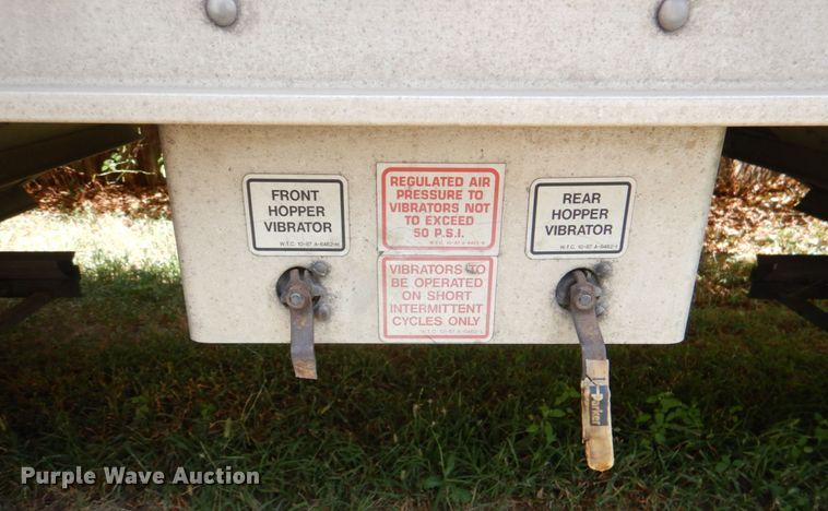 image for item DL0574 2010 Wilson DWH-550CB Commander  grain trailer