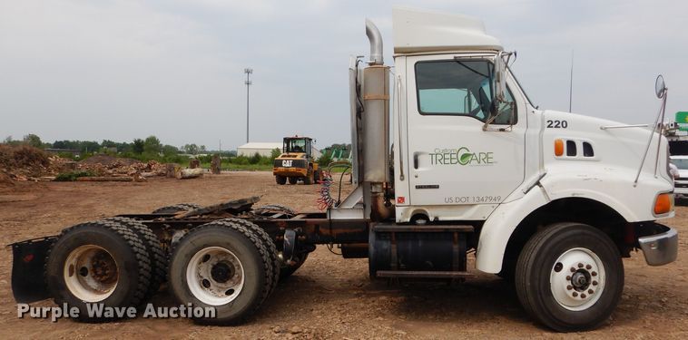 image for item DM4342 2002 Sterling A9500  semi truck