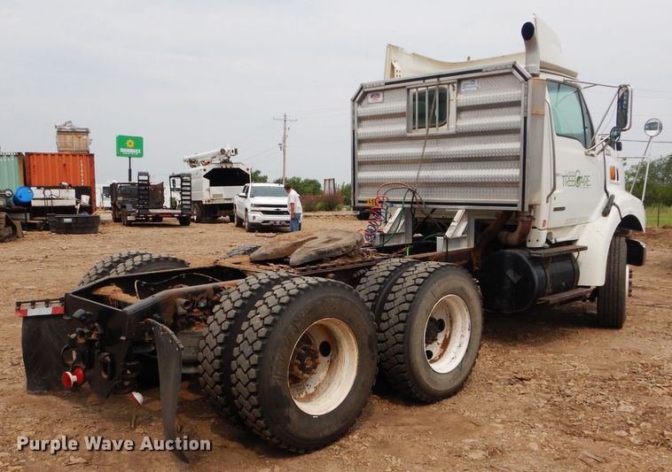 image for item DM4342 2002 Sterling A9500  semi truck