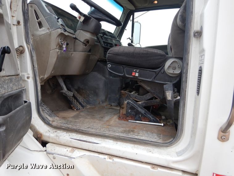 image for item DM4342 2002 Sterling A9500  semi truck