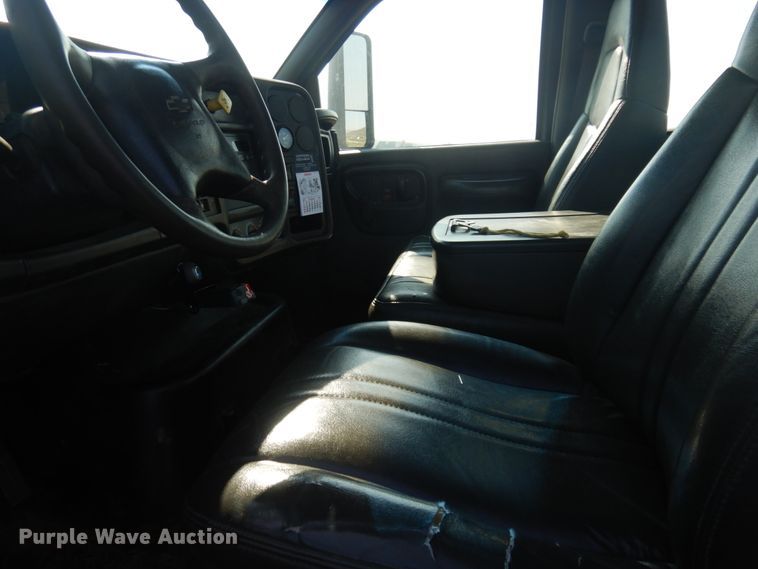 image for item DM5271 2004 Chevrolet C7500  truck cab and chassis