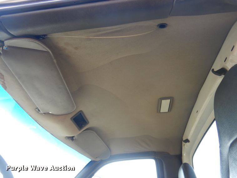 image for item DM5271 2004 Chevrolet C7500  truck cab and chassis