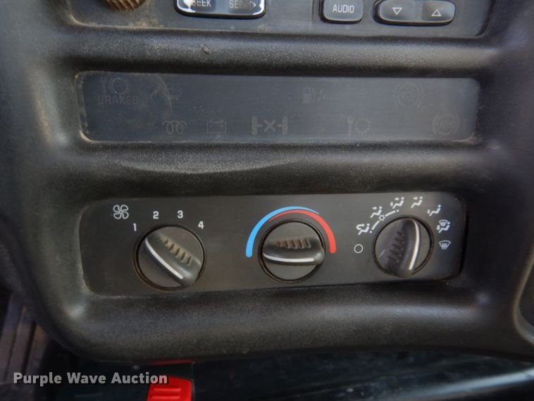 image for item DM5271 2004 Chevrolet C7500  truck cab and chassis