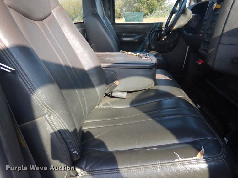 image for item DM5271 2004 Chevrolet C7500  truck cab and chassis