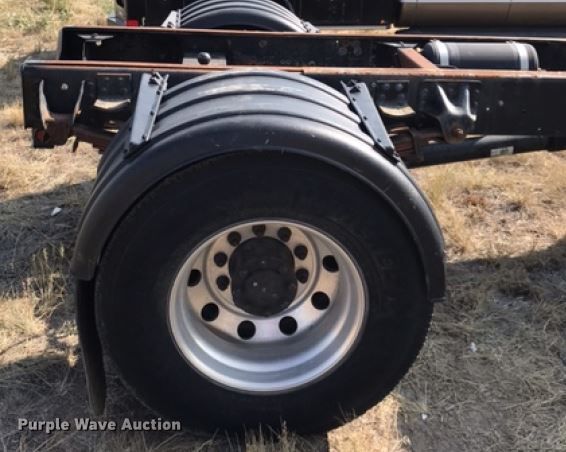 image for item DM5271 2004 Chevrolet C7500  truck cab and chassis