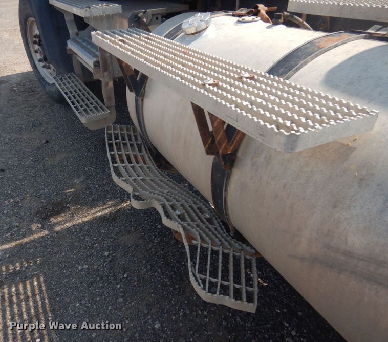 image for item DM5280 2014 Caterpillar CT660  semi truck