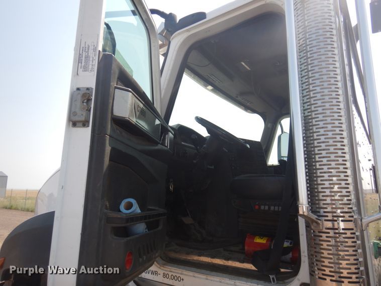 image for item DM5280 2014 Caterpillar CT660  semi truck