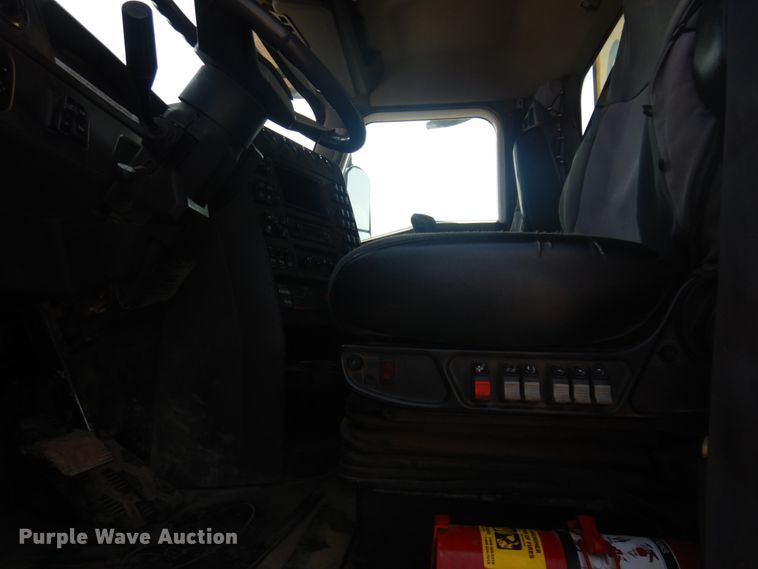 image for item DM5280 2014 Caterpillar CT660  semi truck