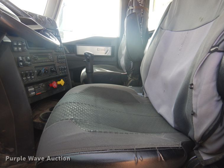 image for item DM5280 2014 Caterpillar CT660  semi truck