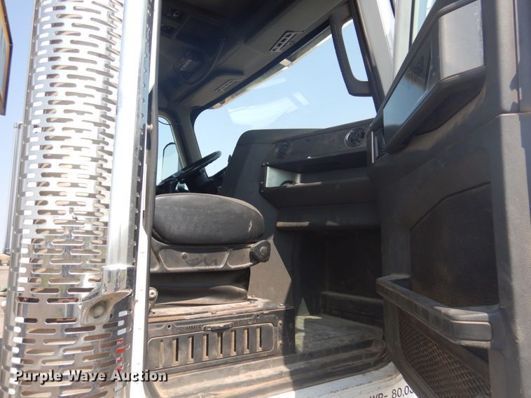 image for item DM5280 2014 Caterpillar CT660  semi truck