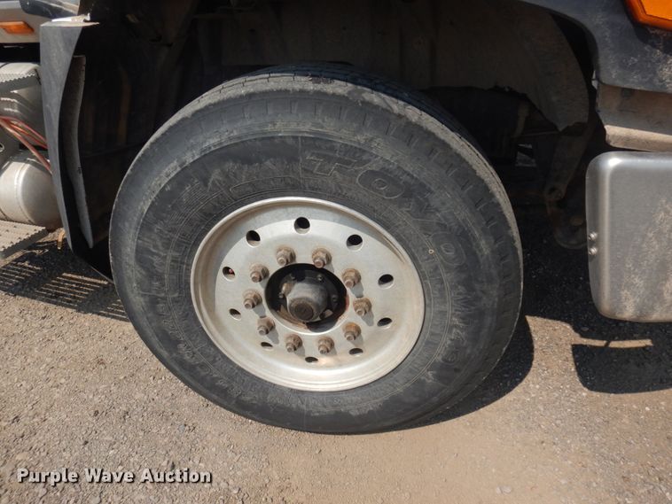 image for item DM5280 2014 Caterpillar CT660  semi truck