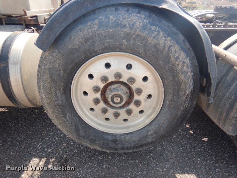 image for item DM5280 2014 Caterpillar CT660  semi truck