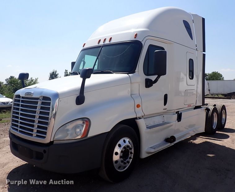 image for item DN1948 2014 Freightliner Cascadia 125  semi truck