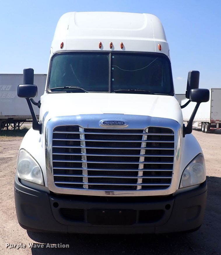 image for item DN1948 2014 Freightliner Cascadia 125  semi truck