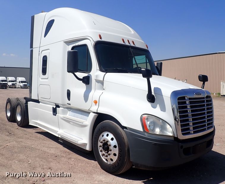 image for item DN1948 2014 Freightliner Cascadia 125  semi truck