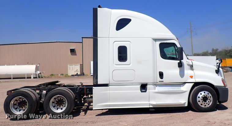 image for item DN1948 2014 Freightliner Cascadia 125  semi truck