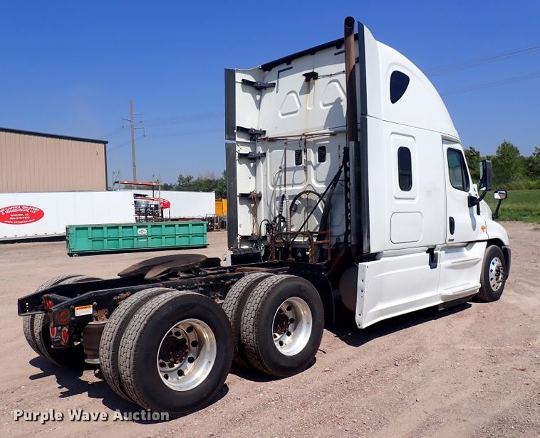 image for item DN1948 2014 Freightliner Cascadia 125  semi truck