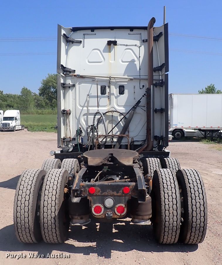 image for item DN1948 2014 Freightliner Cascadia 125  semi truck